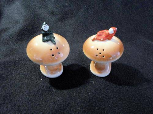 Little characters on Mushrooms, salt and pepper shaker set - Cute - Bid Now !!